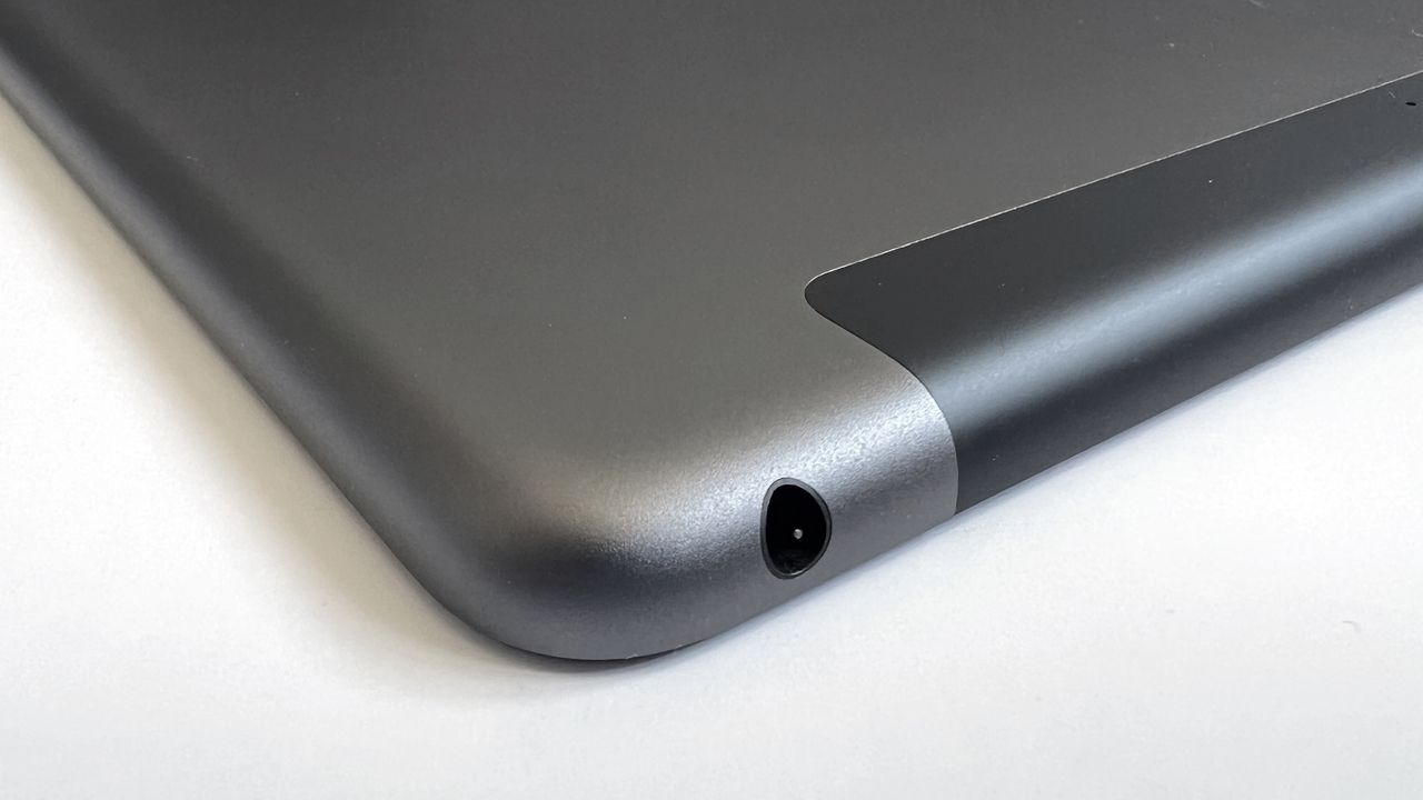 A photograph of the 12.9in 2021 Apple iPad Pro's headphone jack