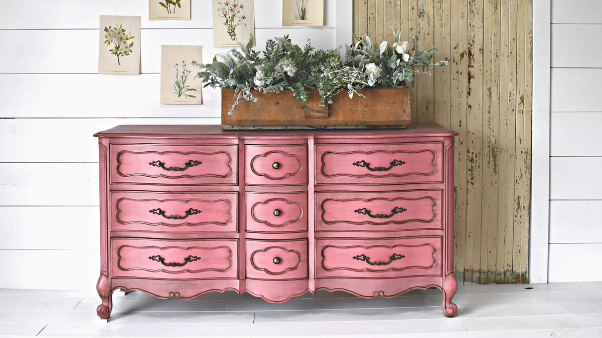 What is milk paint? How to use this chalk paint alternative