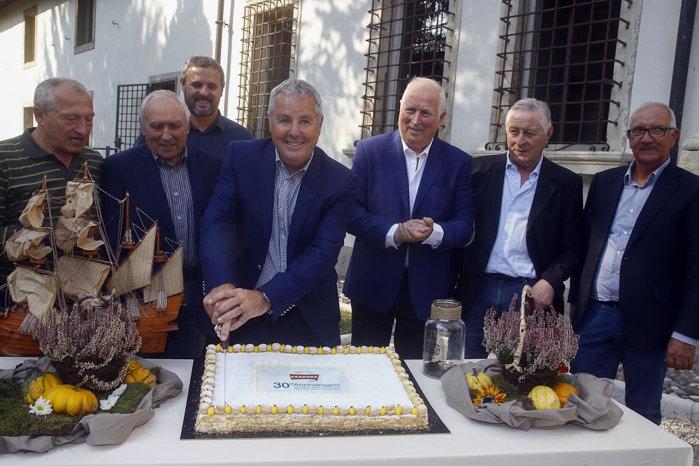 Stephen Roche cuts the big cake at the 30th anniversary part of his triple crown season