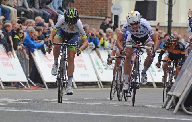 Emma Johannson and Marianne Vos sprint for the line