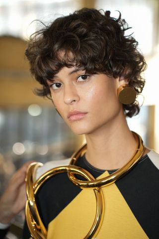 Model at Missoni wearing golden highlight, a key Spring/Summer 2025 fashion month beauty look