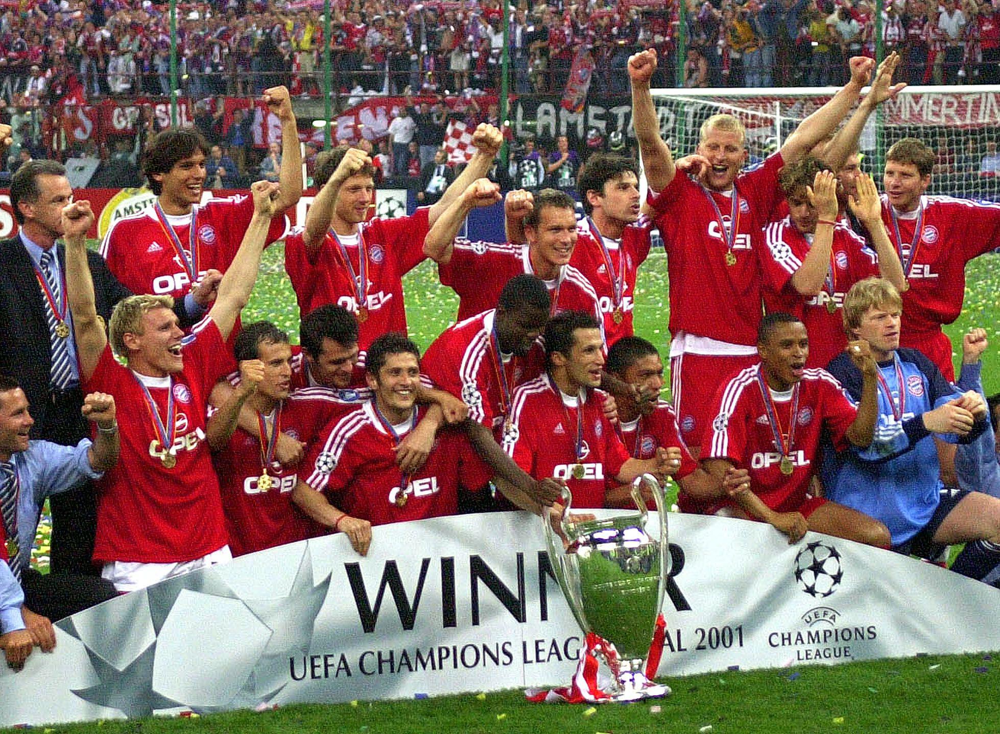 Bayern Munich celebrate with the Champions League trophy, 2001