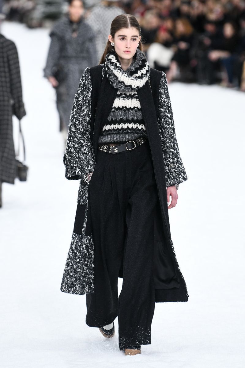 Fashion, Runway, Fashion show, Fashion model, Clothing, Winter, Outerwear, Street fashion, Haute couture, Event,