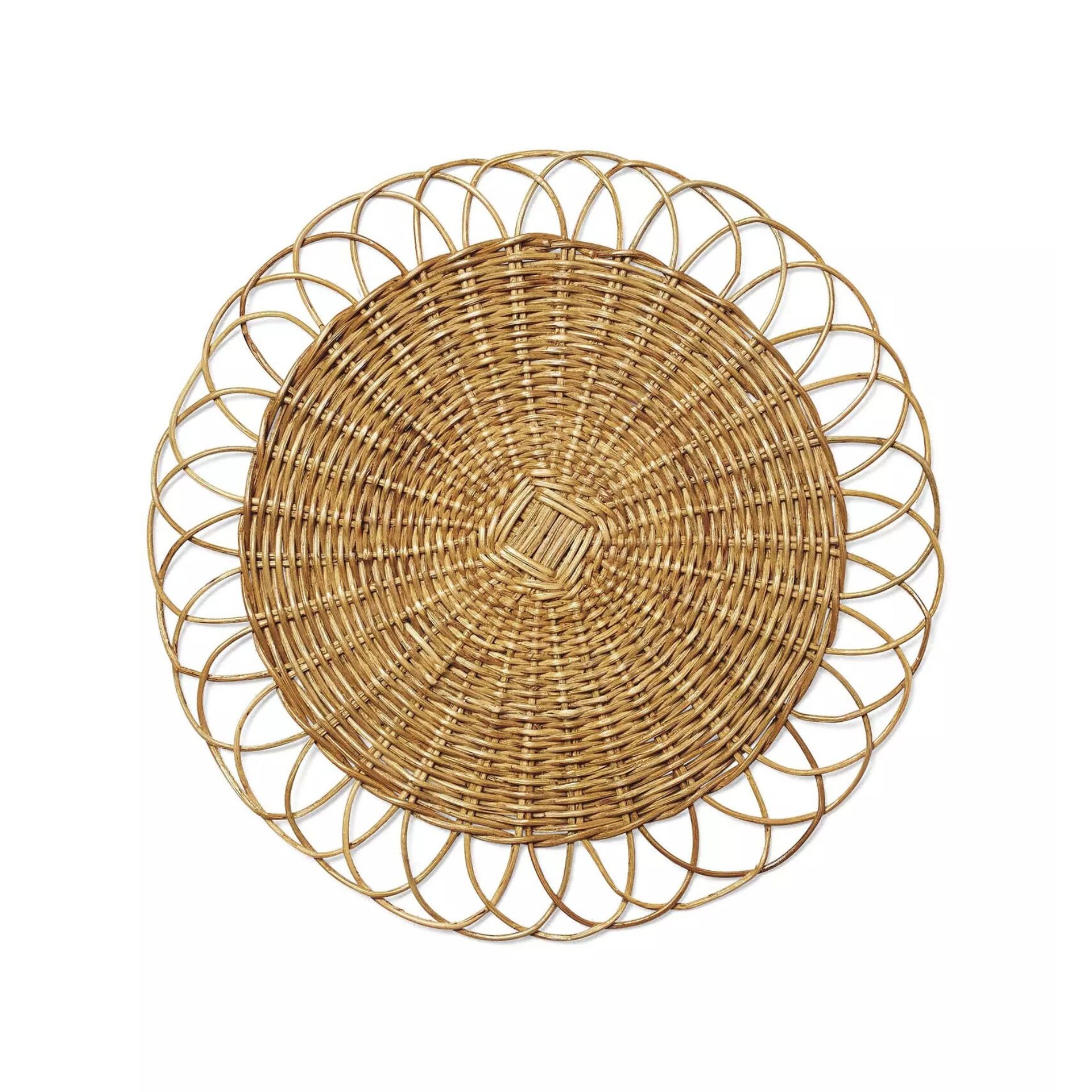 Alas piring anyaman dengan pinggiran yang detail