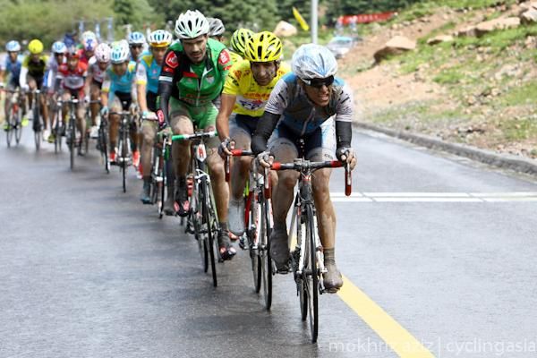 The peloton going flat out into the climb