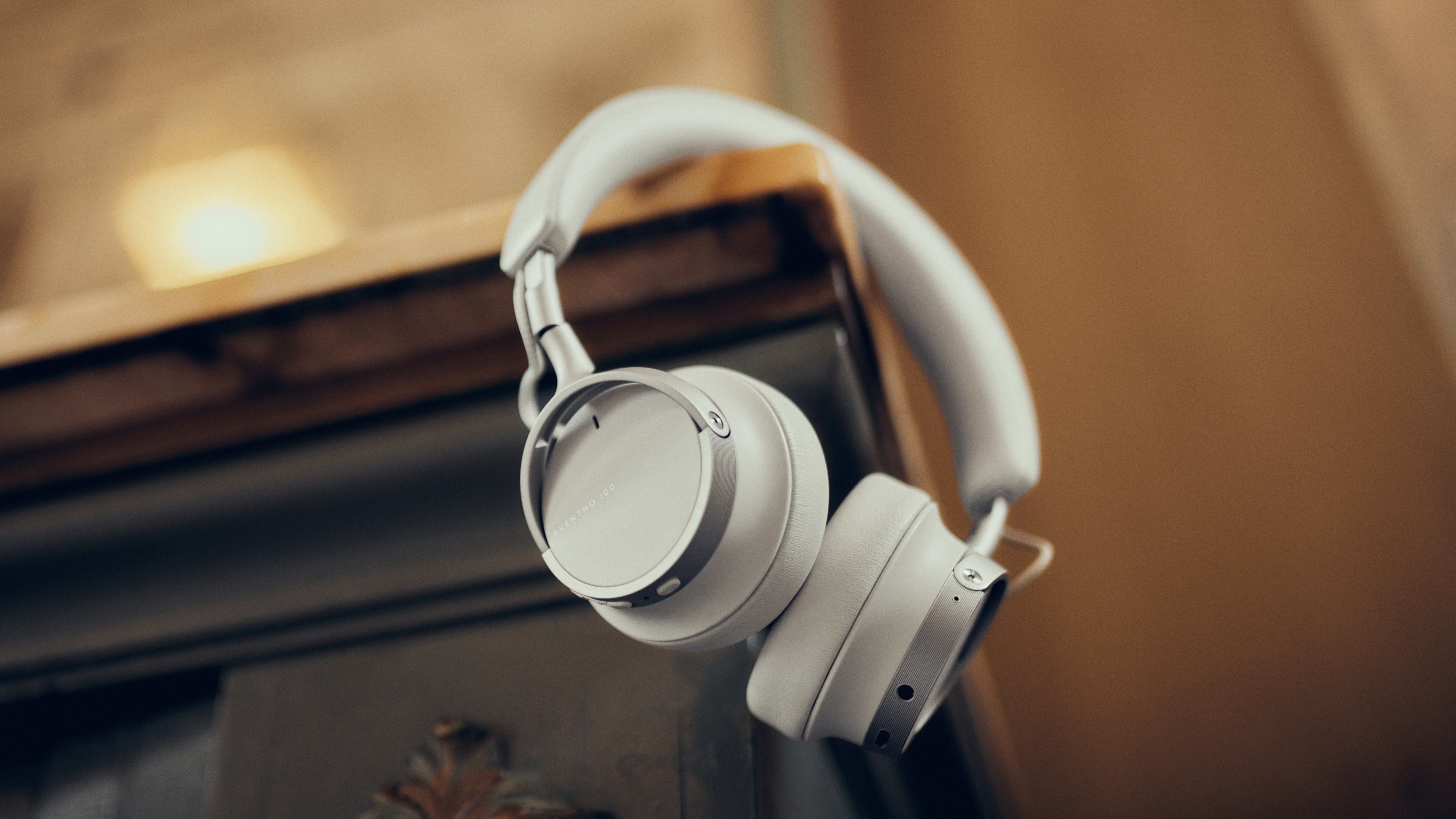 Beyerdynamic Aventho 100 in white