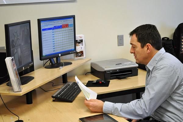 Chris Boardman reviews wind tunnel data from UnitedHealthcare's Scott Zwizanski.