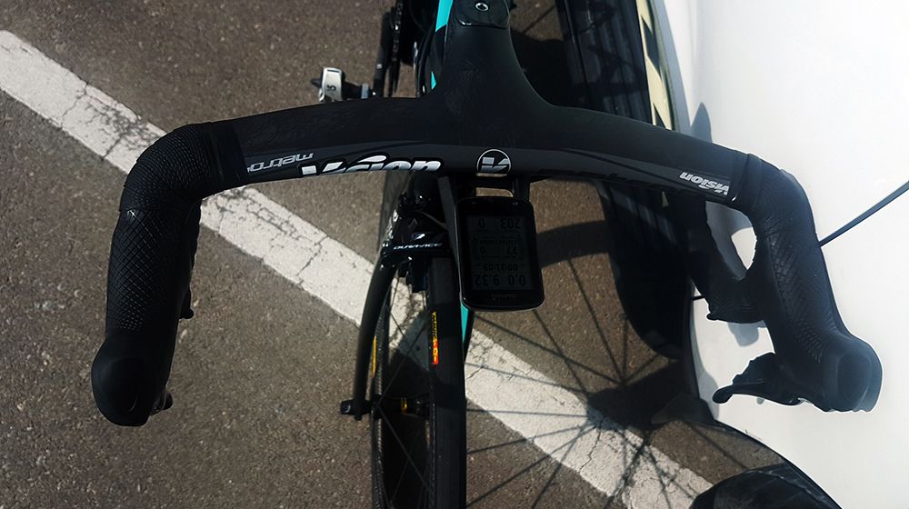 Coquard runs a Vison Metron 5D integrated handlebar and stem unit
