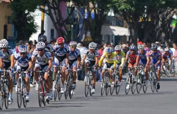Team Alcaldia de Maracaibo in front of the race