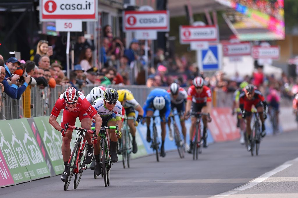 Caleb Ewan (Orica-GreenEdge) tries to come off Greipel's wheel