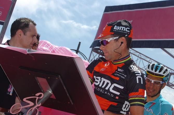 Cadel Evans signs in