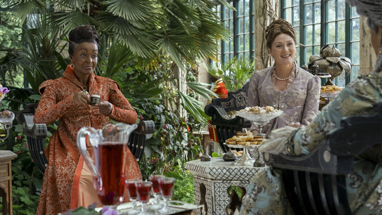 Queen Charlotte: A Bridgerton Story. (L to R) Adjoa Andoh as Lady Agatha Danbury, Ruth Gemmell as Lady Violet Bridgerton in episode 102 of Queen Charlotte: A Bridgerton Story