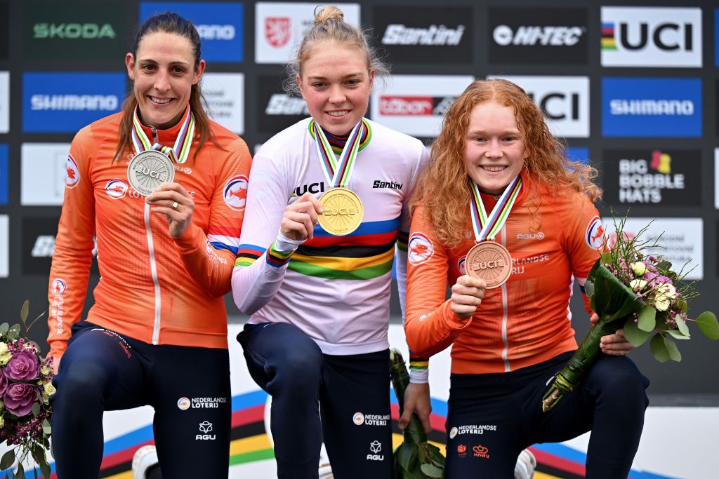 Fem van Empel takes centre stage on the World Championship podium