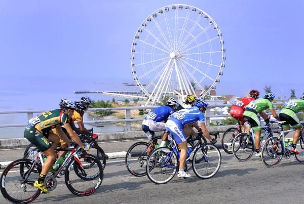 Beuller...Beuller: The peloton pass a Ferris-wheel.