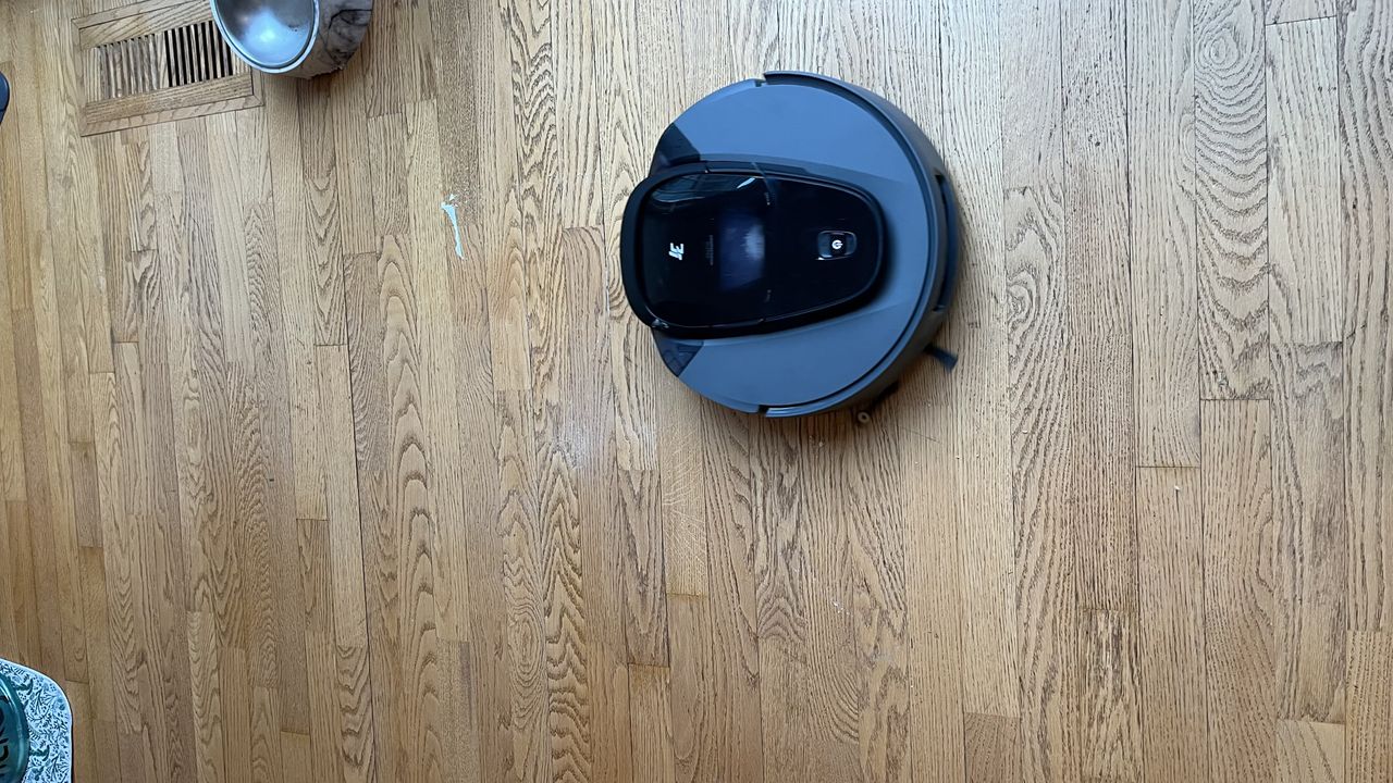 3i G10+ robot vacuum in use