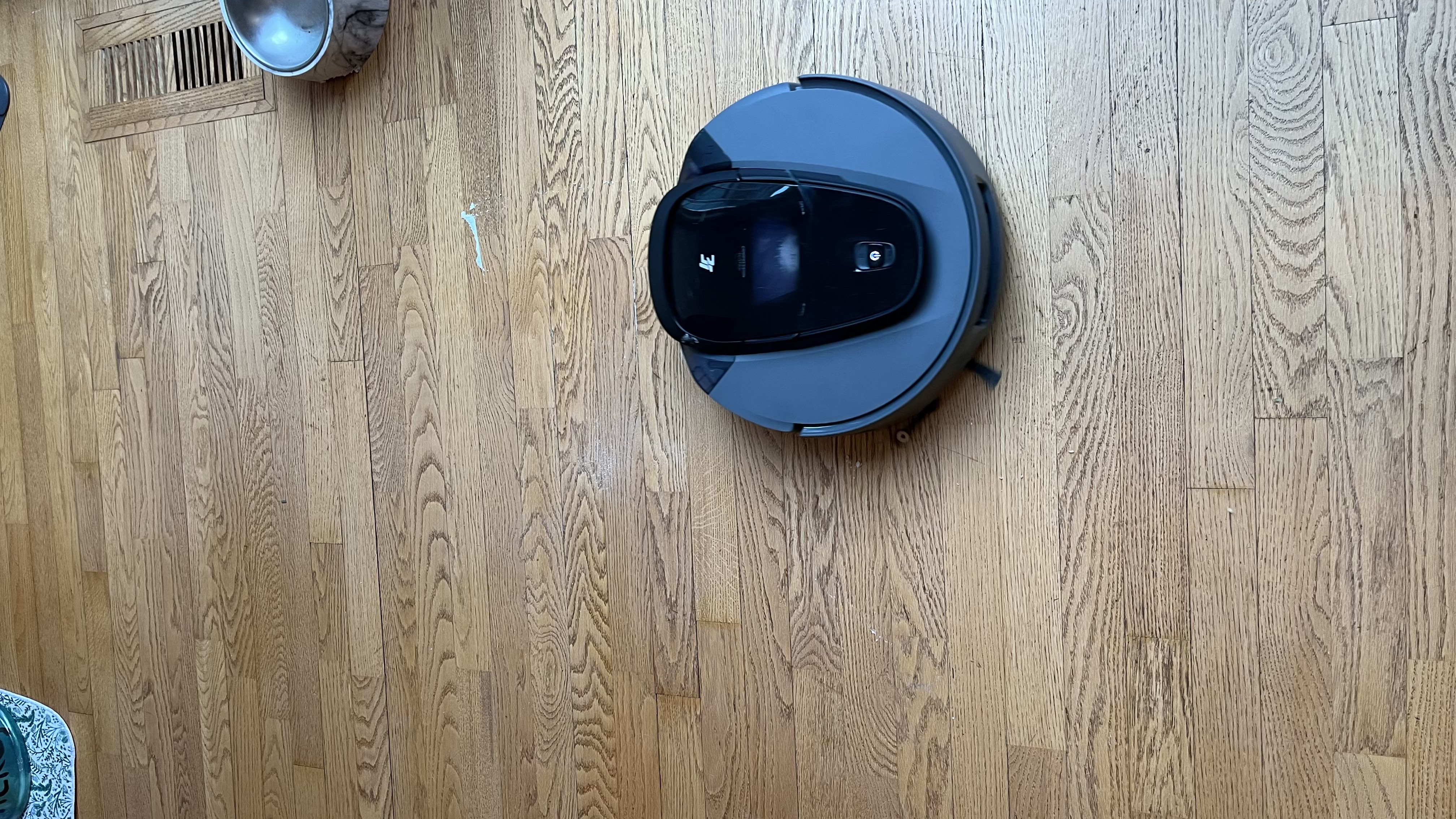 3i G10+ robot vacuum in use