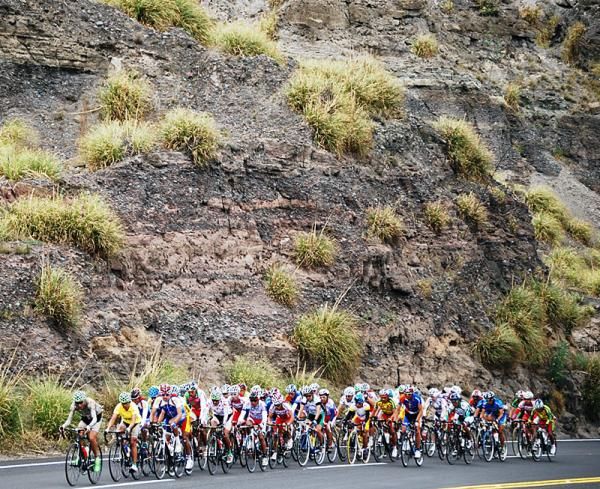 The peloton en route to the finish in Ambato.