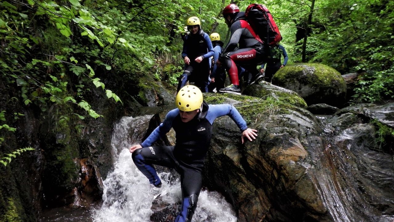 7 outdoor activities for weekend family fun: group coasteering