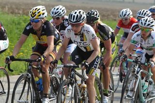 Amber Neben (HTC-Highroad) in the bunch chasing Gillow