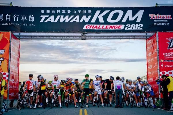 It was an early start for the riders who included Tour de France stars J&eacute;r&eacute;my Roy (FDJ-BigMat) and Anthony Charteau (Europcar)