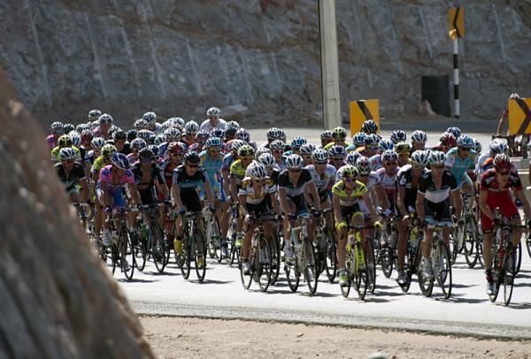 The Tour of Oman peloton races to the finish in Al Wutayya.