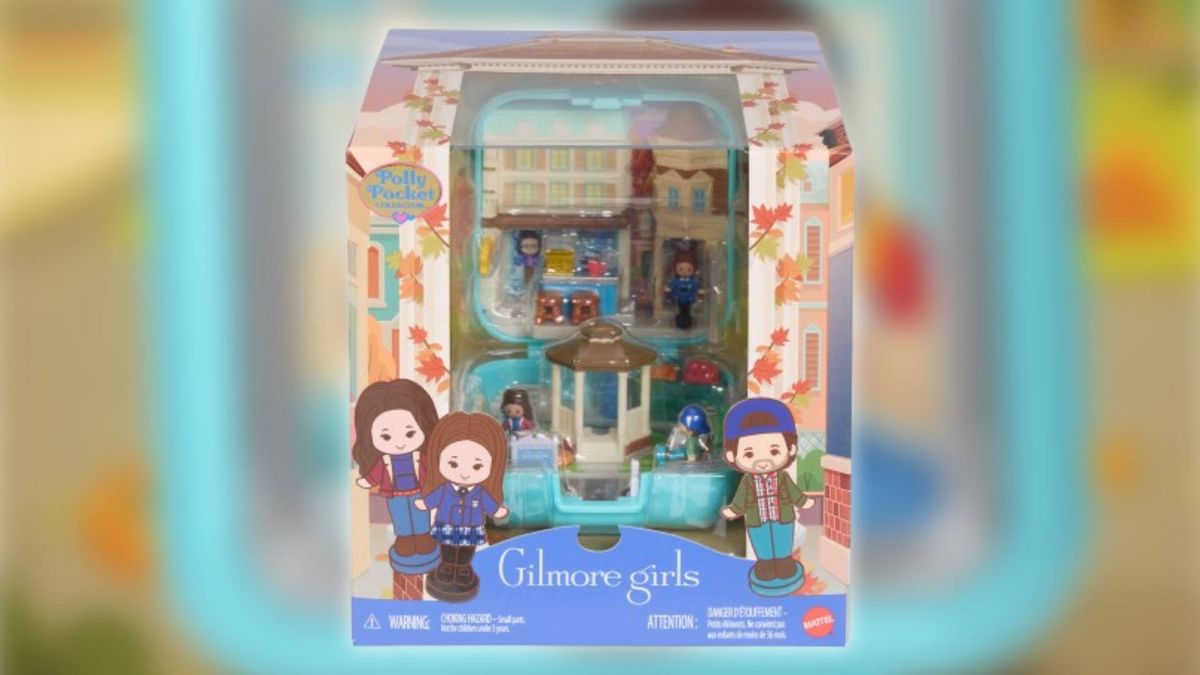 Image of the Gilmore Girls Polly Pocket compact in its packaging.
