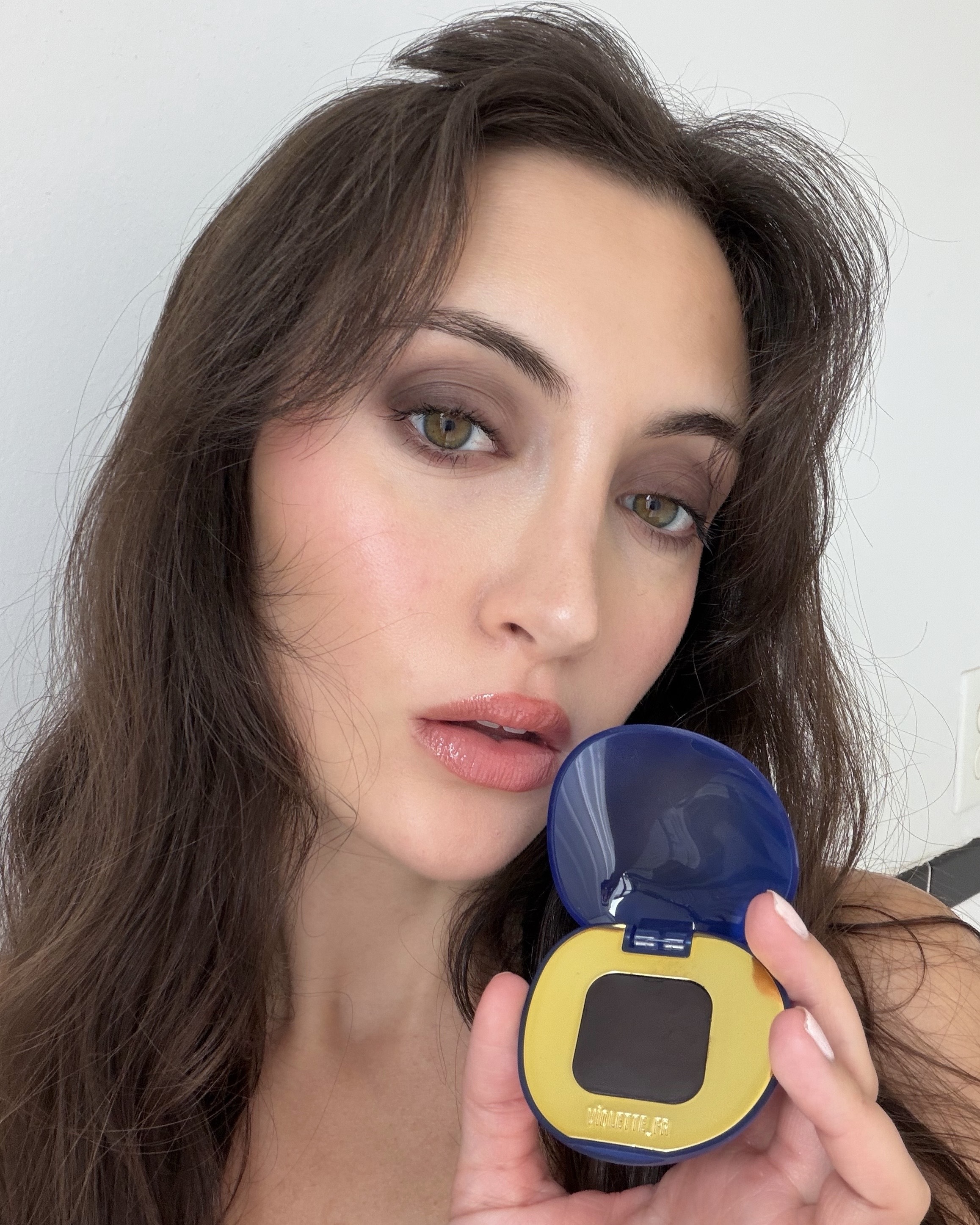 Image of Who What Wear associate beauty editor Alyssa Brascia wearing Violette_FR Plume Eyeshadows.