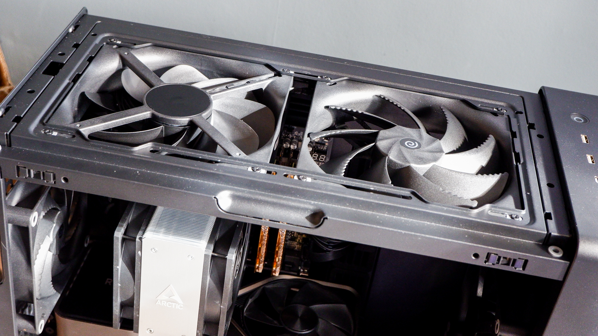 The Havn BF 360 PC case in both black and white with panels removed.