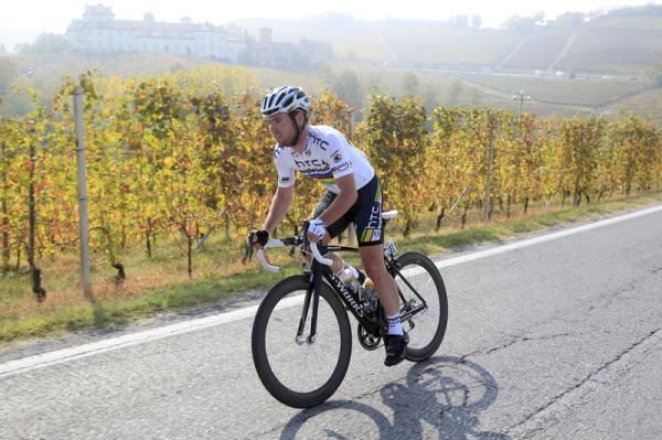 Mark Cavendish showing off his rainbow jersey