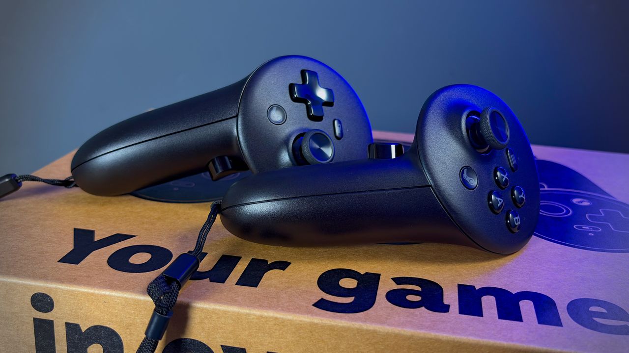 The left and right Steam Frame controllers on the Steam Frame box.