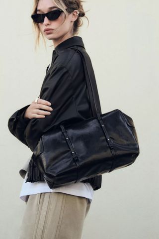 model wearing zara long strap shoulder bag