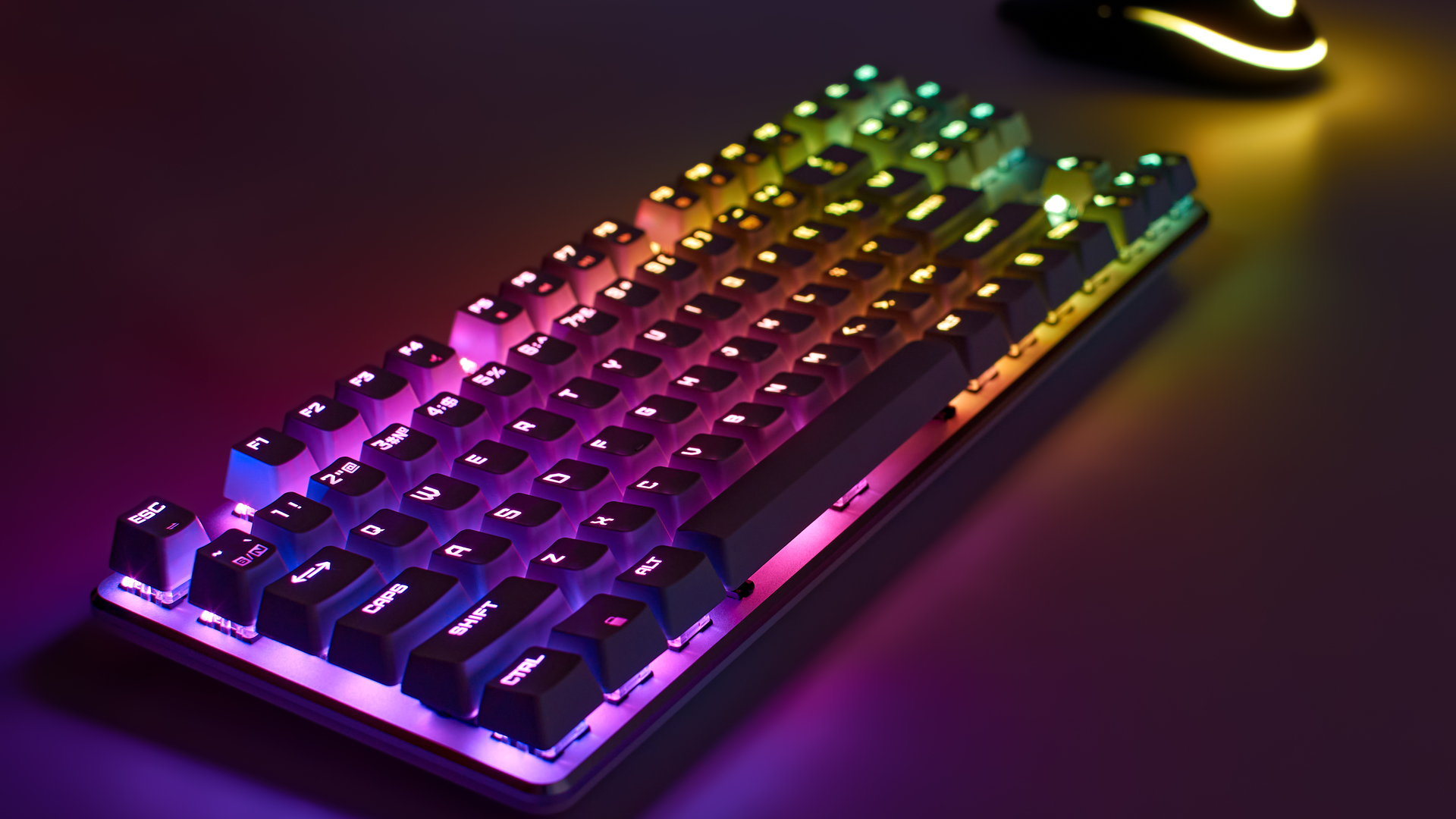 Teclado gaming RGB. Teclado de colores brillantes con ratón, luz de neón.