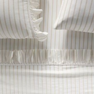 Close up on the Organic Cotton Spa Sateen Ruffled Sheet Set.