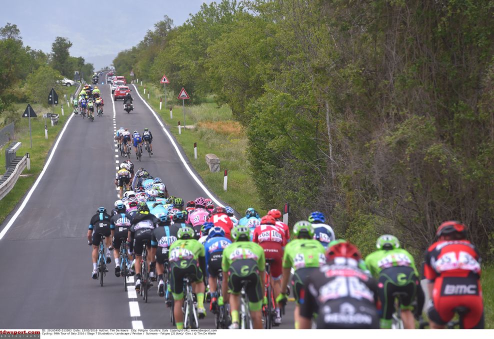 The race splits up during a chaotic opening hour