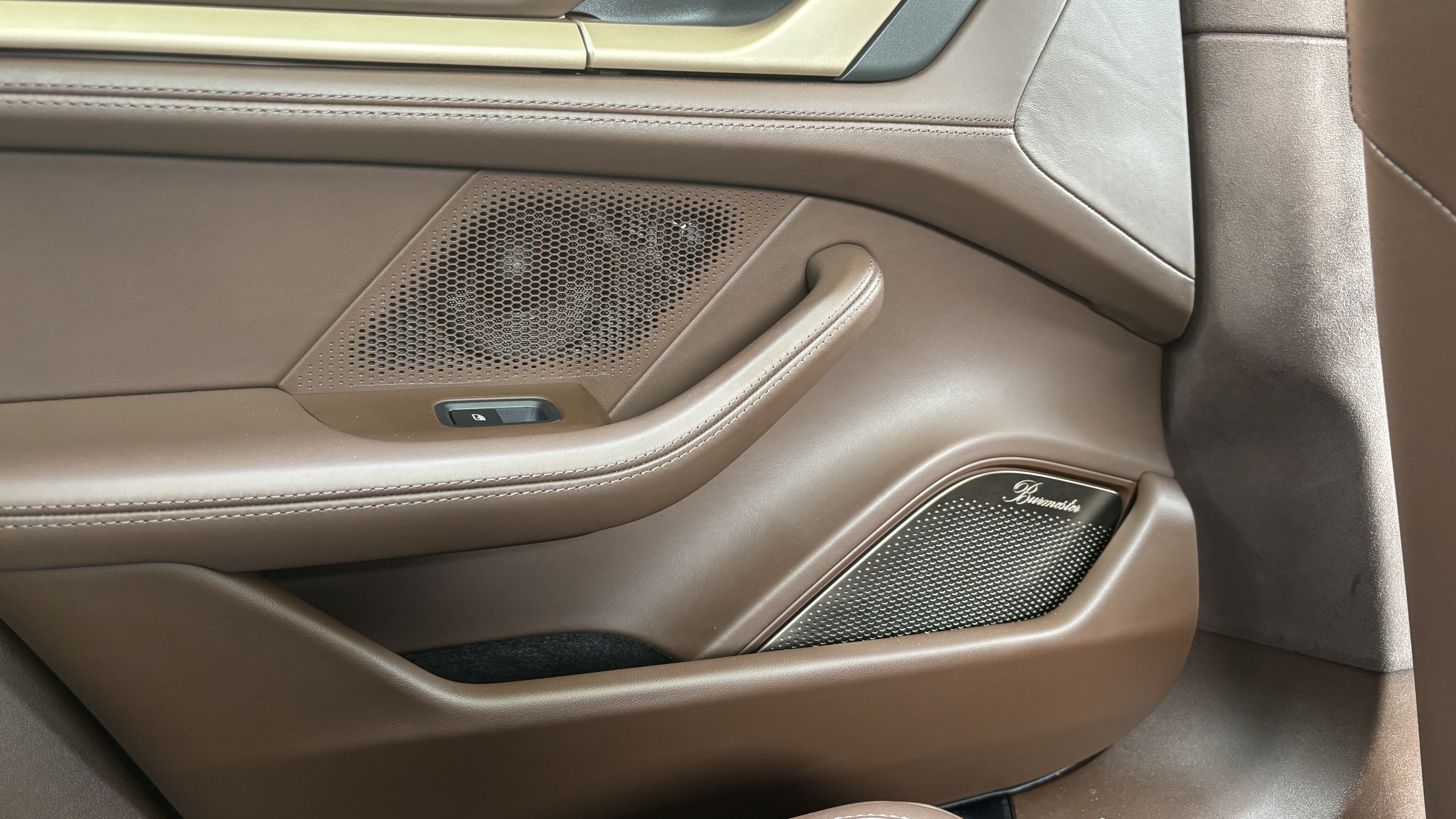 Picture showing the door speakers of the Burmester sound system in the Porsche Taycan