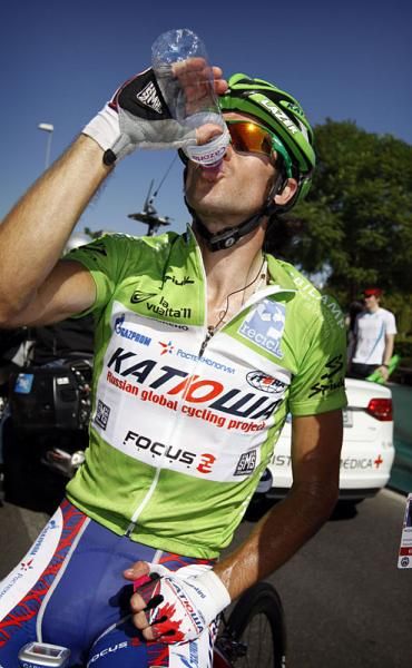 Daniel Moreno (Katusha) stays hydrated.