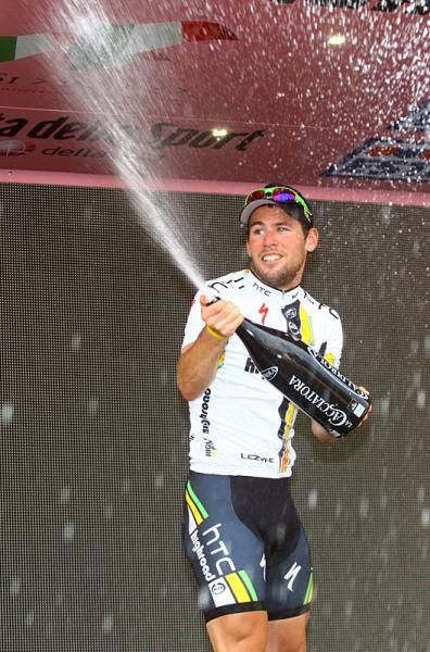 Mark Cavendish (HTC-Highroad) opens the champagne