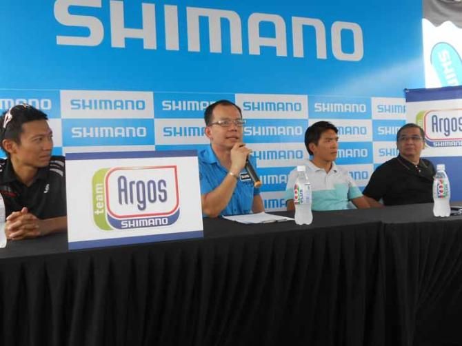 Rider's agent Danny Feng, Eugene Koh (assistant director of Shimano-Singapore), Loh Sea Keong and Datuk Naim Mohamad (deputy president of the Malaysian National Cycling Federation).