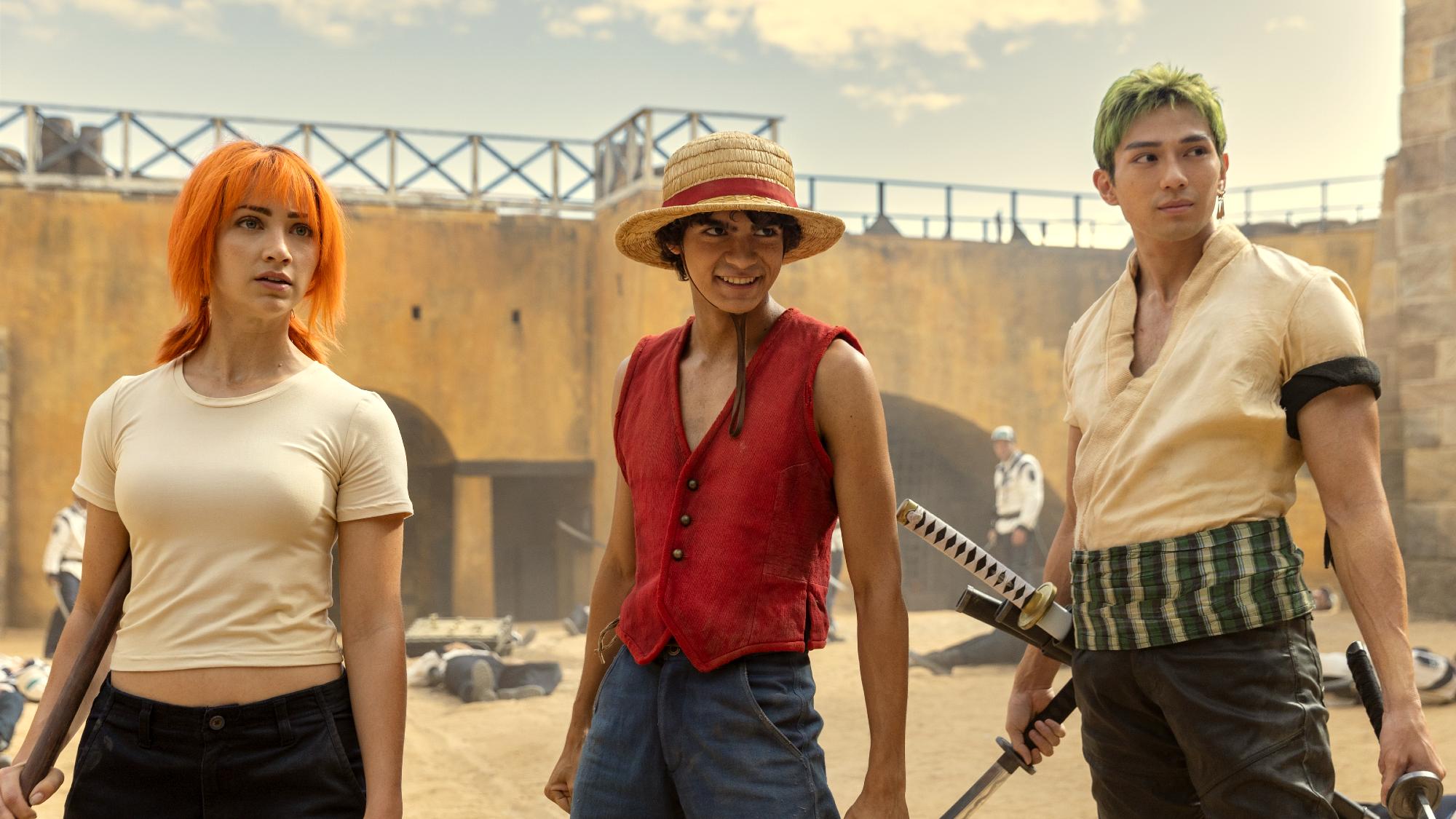 (Von links nach rechts) Emily Rudd als Nami, Iñaki Godoy als Monkey D. Ruffy, Mackenyu Arata als Roronoa Zoro in Staffel 1 von One Piece