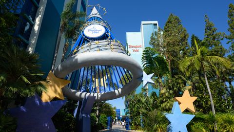 The Story Behind The Disneyland Hotel And Why It Wasn’t Owned By Disney For Decades