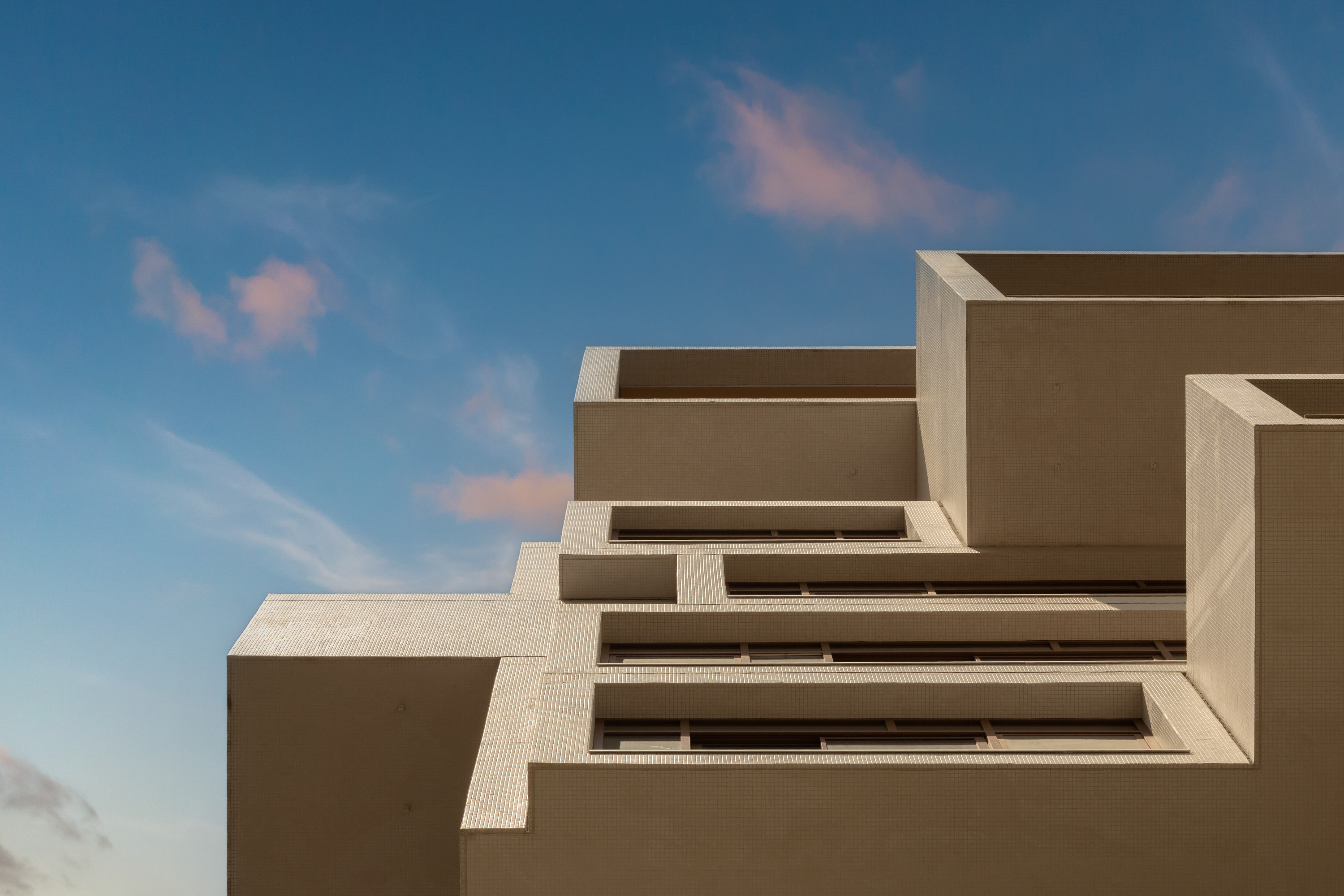 Exterior views of the Valente's fa&amp;ccedil;ade