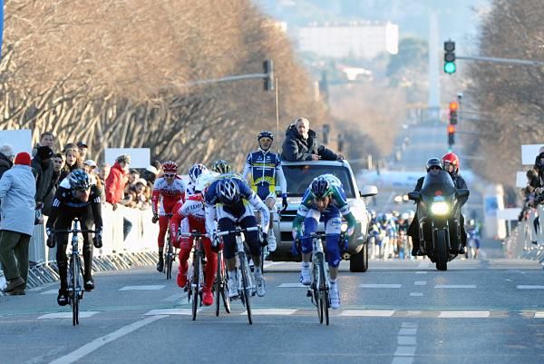 The sprint opens up after the Vacansoleil lead-out man pulls up.