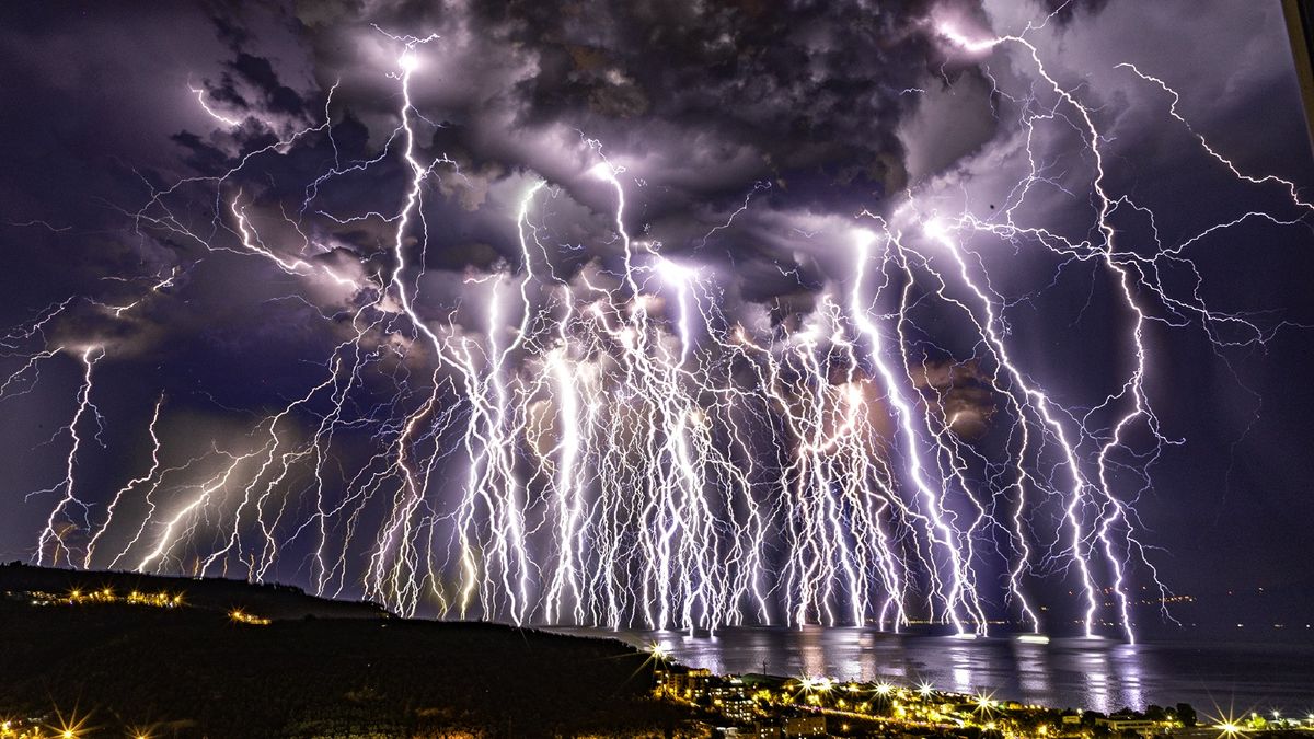 Electrifying time-lapse image captures 100 lightning bolts torching the sky  over Turkey