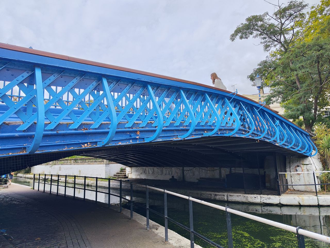 An image of a blue bridge, taken with the Xiaomi 12T Pro