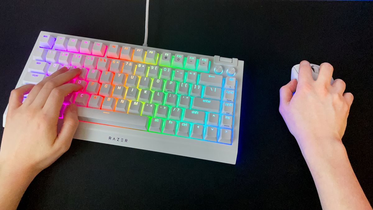 Razer BlackWidow V4 75% in action