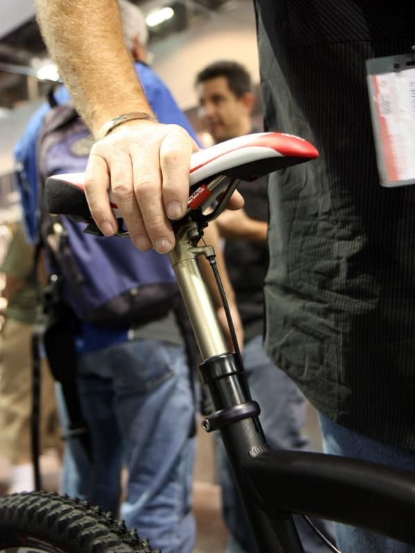The middle position is set at 40mm and there's no mistaking whether or not you've hit it - the stop is intentionally loud and hard for positive feedback in rough terrain.