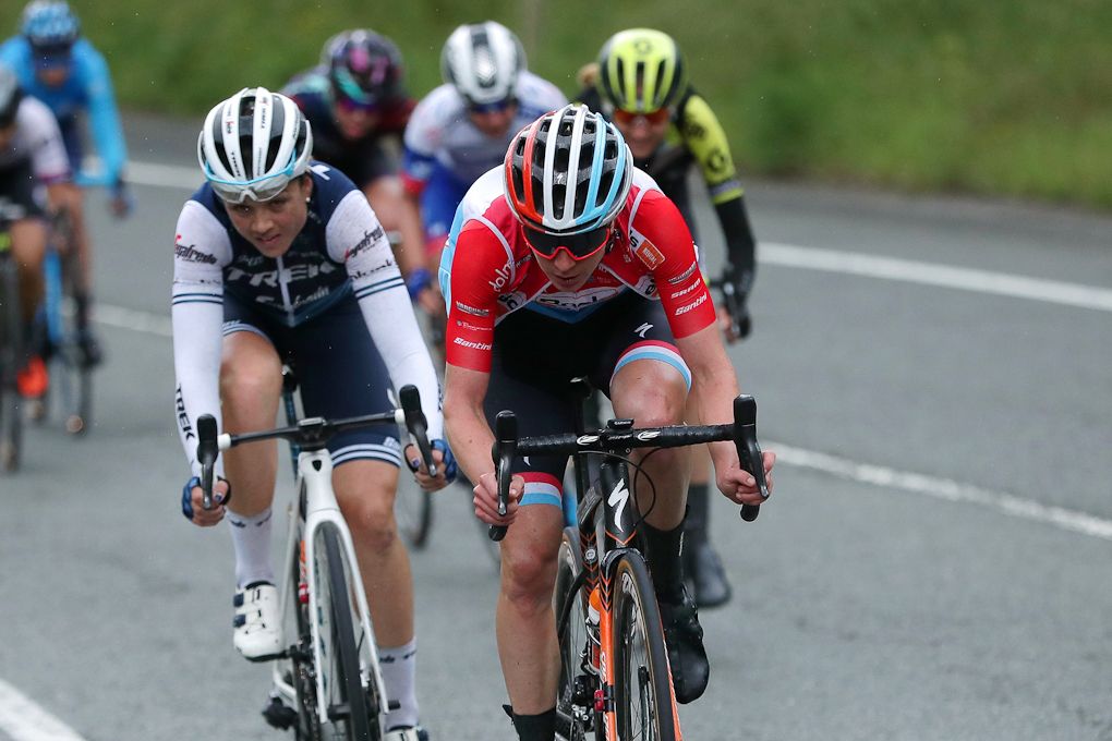 The chase group during stage 4 at Emakumeen Bira