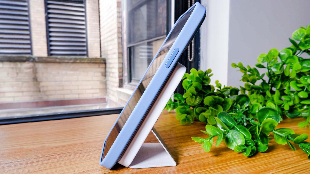 Anker magnetic battery pack stand on iPhone