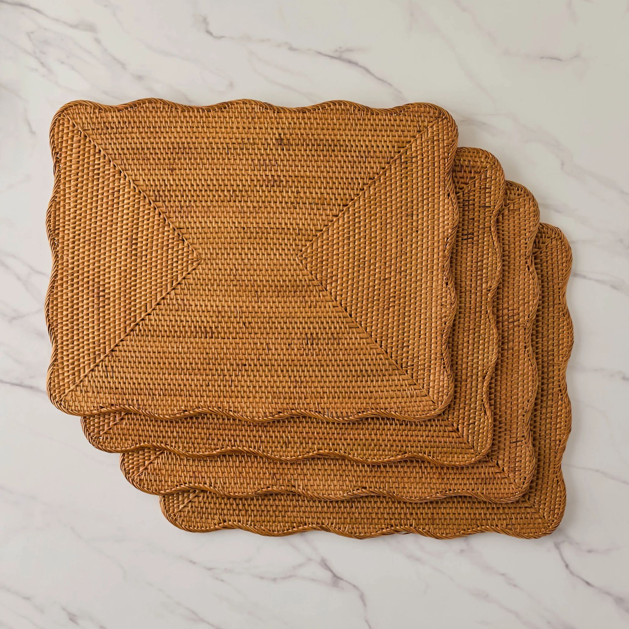 Woven placemat with scalloped edge