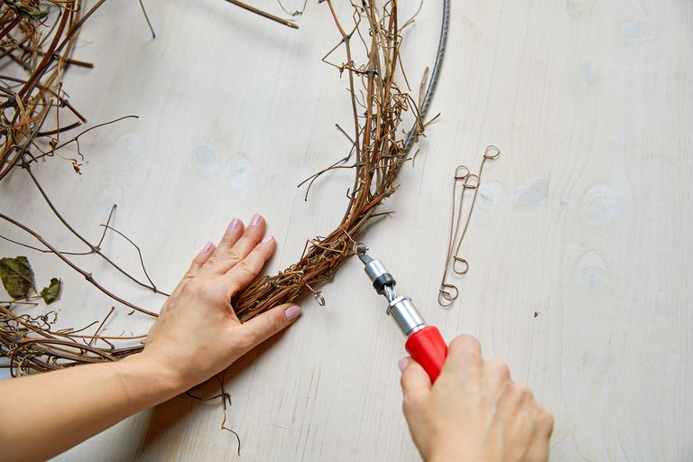 How to make a poinsettia wreath: a step-by-step guide | Homes & Gardens